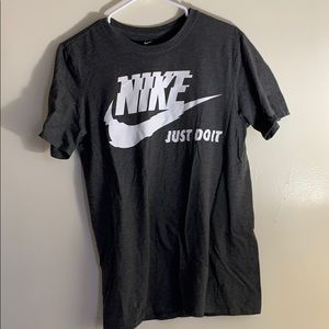 Men’s S The Nike Tee Athletic Cut Digital Logo